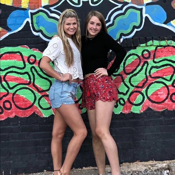 Meet your Posher, Gwen - Picture 2 of 2